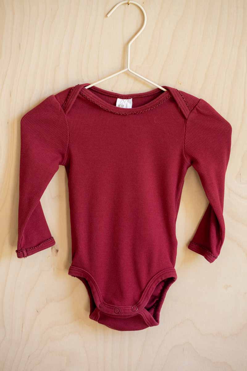 Burgundy Ribbed Bodysuit: 4-6mos